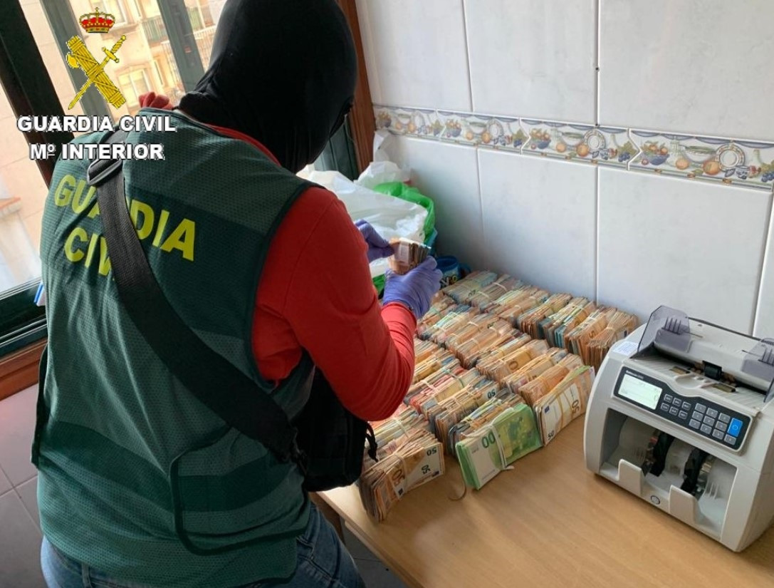 Dinero en metálico intervenido en un operativo antidroga dirigido por un juzgado de Cangas (Pontevedra), que se saldó con 15 detenidos y la incautación de 340 kilos de hachís, 4 kilos de cocaína,