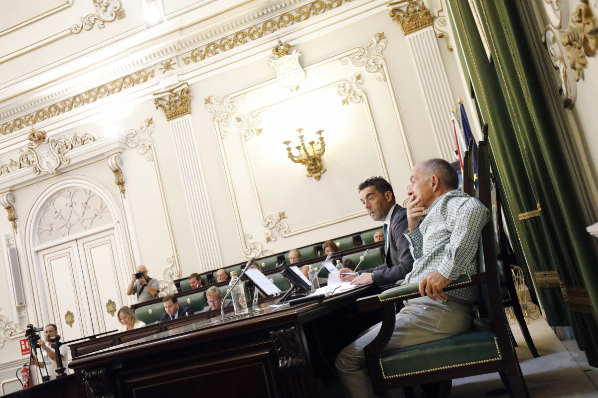 El presidente de la Diputación de Pontevedra, Luis López (PP), preside el pleno provincial.