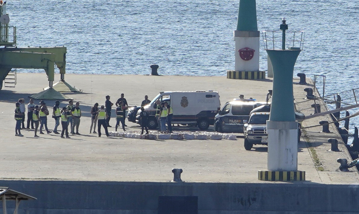 Fardos de cocaína descargados en el muelle transversal del Puerto de Vigo, procedentes del pesquero Bestarruza, interceptado por la Policía Nacional frente a las costas de las Rías Baixas. En el op