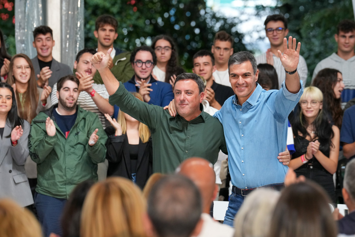 El presidente del Gobierno en funciones y secretario general del PSOE, Pedro Sánchez (d), y el secretario general del PSdeG-PSOE, Valentín Formoso (i), participan en la fiesta de la Rosa del Partido