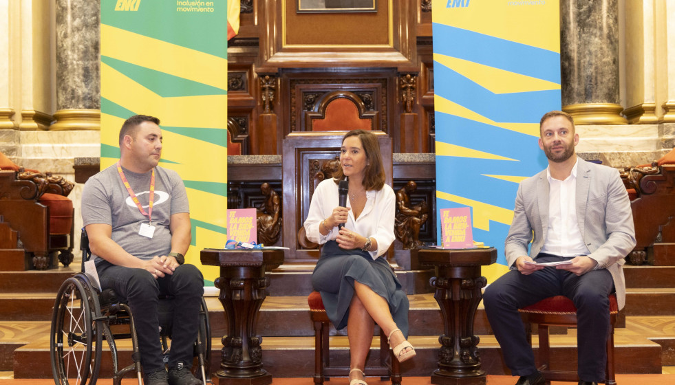 El presidente de Enki, Ángel López; la alcaldesa de a Coruña, Inés Rey; y el delegado territorial de la Xunta en A Coruña, Gonzálo Trenor, durante la presentación de la carrera