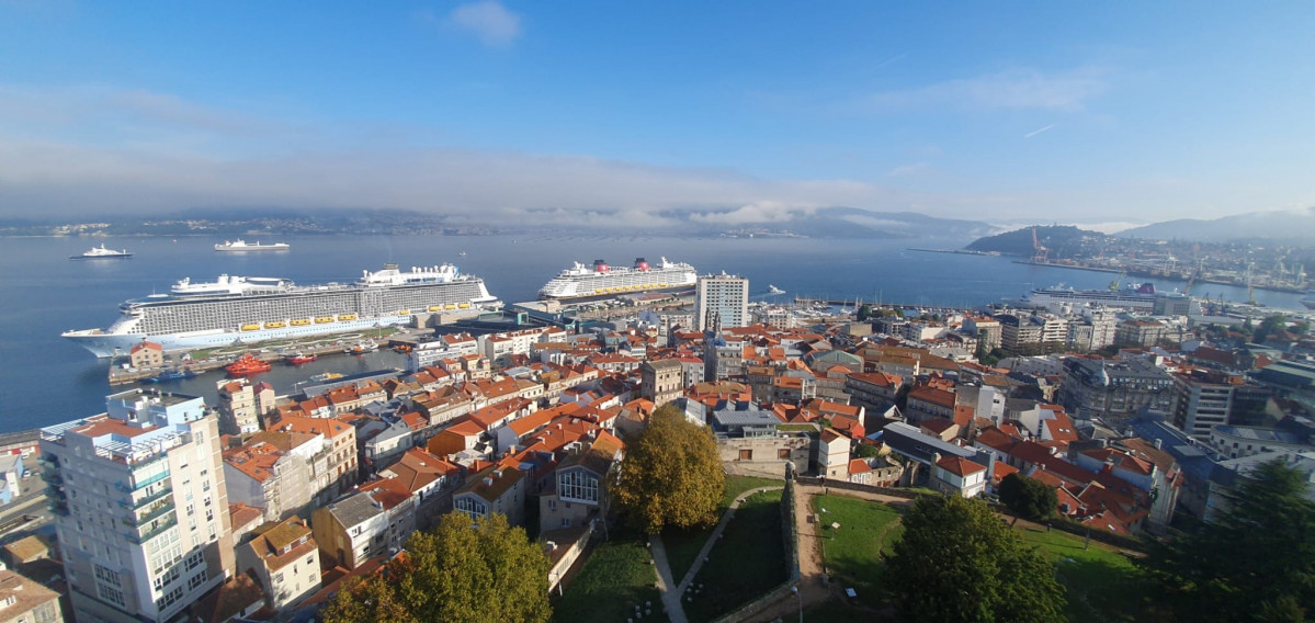 Foto del muelle de cruceros y muelle comercial del puerto de Vigo, en la jornada del 19 de septiembre de 2023, cuando por primera en su historia se produjo la escala simultánea de 5 cruceros, con 15.