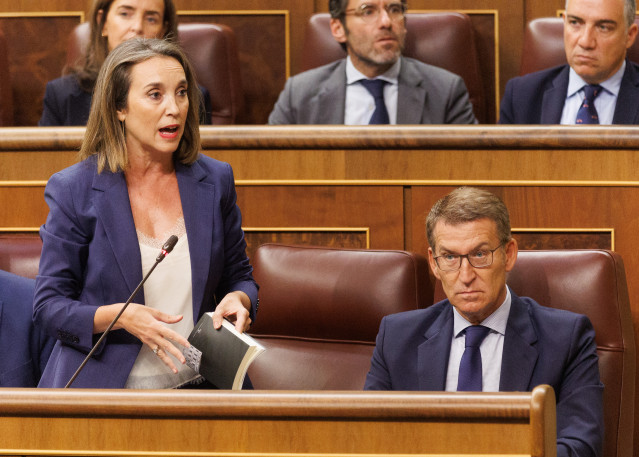 La portavoz del PP en el Congreso, Cuca Gamarra y el líder del PP, Alberto Núñez Feijóo, durante una sesión plenaria en la se aprueba el uso de las lenguas cooficiales en el Congreso de los Diputados, a 19 de septiembre de 2023, en Madrid (España). La apr