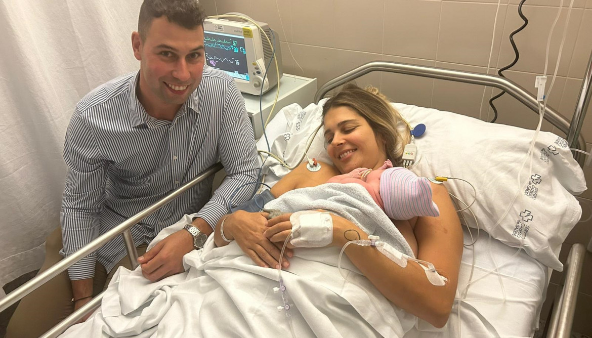 Aba y Fabio, una pareja de Santa Comba (A Coruña) tras el nacimiento de su hija, Aylen, en el primer parto por cesárea en el Hospital Clínico de Santiago de Compostela en el que la madre ha podido 