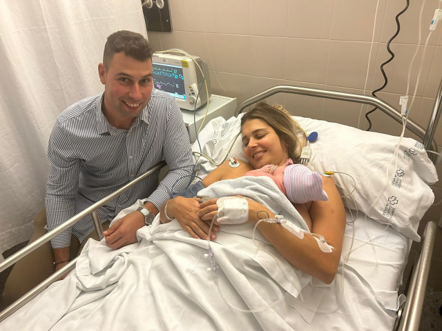 Aba y Fabio, una pareja de Santa Comba (A Coruña) tras el nacimiento de su hija, Aylen, en el primer parto por cesárea en el Hospital Clínico de Santiago de Compostela en el que la madre ha podido estar acompañada.