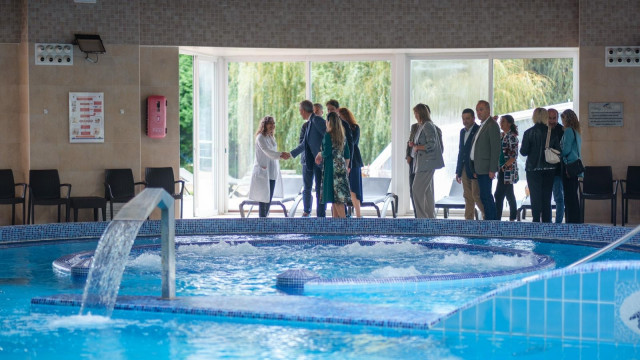 El presidente de la Xunta, Alfonso Rueda, y la conselleira de Política Social e Xuventude, Fabiola García, visitan el balneario Termas de Cuntis (Pontevedra).