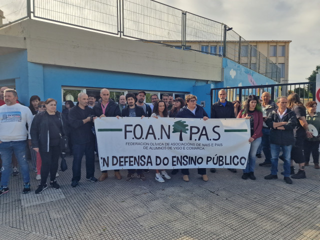 Padres y madres de Vigo se concentran para impedir la privatización del servicio de conserjería de colegios.