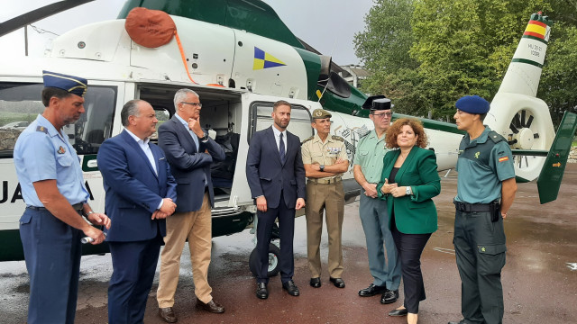 Inauguración de una exposición sobre el servicio aéreo de la Guardia Civil