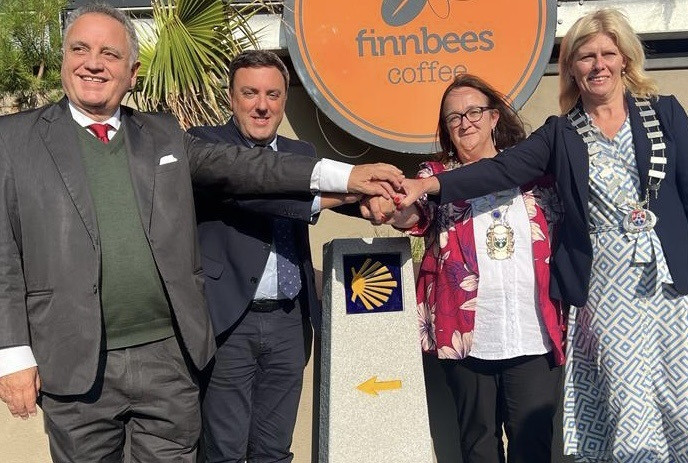 El presidente de la Diputación de A Coruña, Valentín González Formoso, en la inauguración de un mojón del Camino en Irlanda.