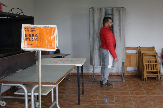 Archivo - Una persona junto a una cabina electoral ejerce su derecho a voto en la mesa electoral del local parroquial de Recelle, en una mesa que agrupa a varias aldeas del entorno, a 28 de mayo de 2023, en Portomarín, O Páramo, Lugo, Galicia (España). Ho