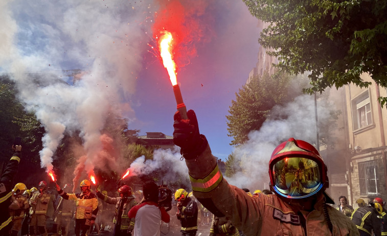 Los bomberos comarcales prosiguen con su huelga, aunque ningún trabajador la secunda por compromiso