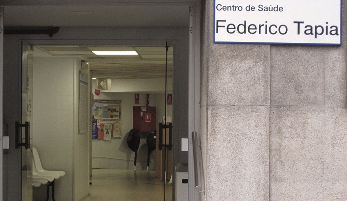 Archivo - Acceso al centro de salud Federico Tapia de A Coruña