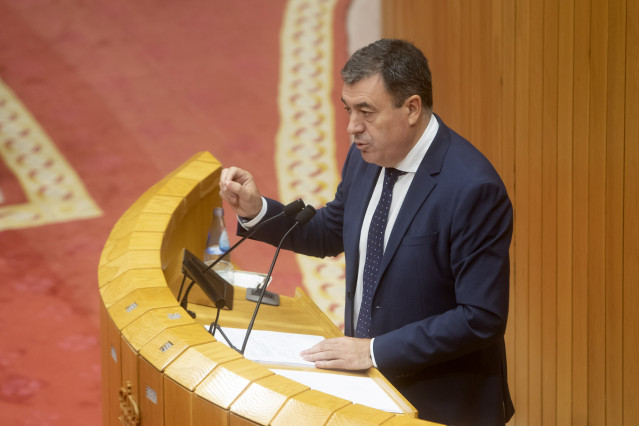 El conselleiro de Cultura, Educación, FP e Universidades, Román Rodríguez, comparece en el pleno para informar del inicio do curso 2023-24 en Galicia.