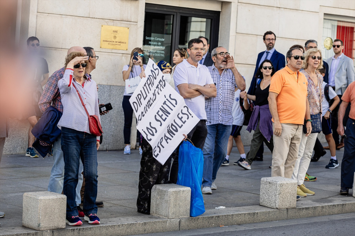 EuropaPress 5465750 grupo personas puertas primera sesion debate investidura lider pp congreso