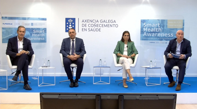 El conselleiro de Sanidade, Julio García Comesaña, inaugura el curso 'Samart Health Awareness'.