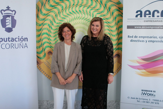 La diputada provincial de Industria,Rosa Ana García, y la presidenta de la Asociación de Empresarias de A Coruña (Aeco), Ana Isabel Ulloa, presentan un encuentro de directivas