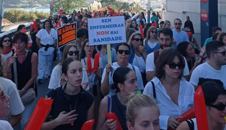 'Enfermeras a por Todas' protestan en Santiago, Lugo, A Coruña, Pontevedra y Monforte y el SERGAS rebate sus quejas