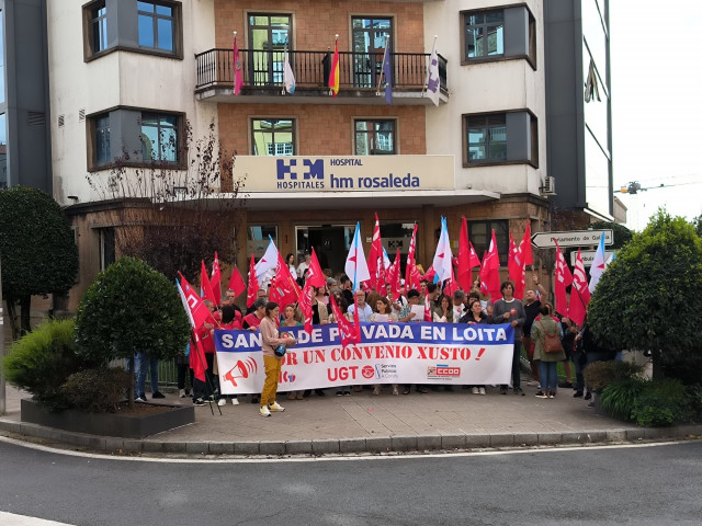 Trabajadores de la sanidad privada se concentran en Santiago por un convenio 
