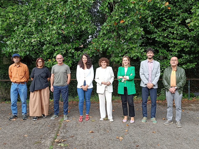 La alcaldesa de Santiago, Goretti Sanmartín, junto a los concejales que conforman su gobierno