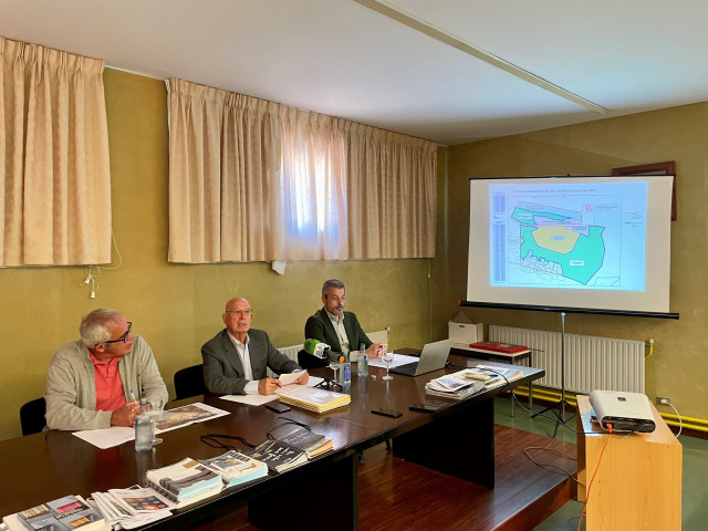 El presidente del Grupo Irosa-Samaca, Rogelio López, en rueda de prensa