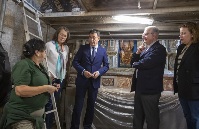El conselleiro de Cultura, Román Rodríguez, visita los trabajos de restauración en la Catedral de Santiago.