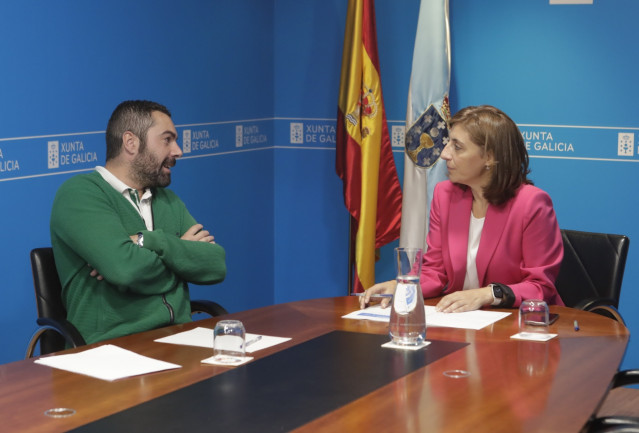 La vicepresidenta segunda de la Xunta, Ángeles Vázquez, y el alcalde de Baralla (Lugo), Miguel González, en una reunión.