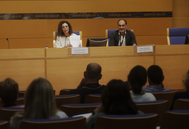 El presidente de Socidrogalcohol Galicia, Manuel Isorna Folgar, y la directora xeral de Saúde Pública de la Xunta, Carmen Durán Parrondo.