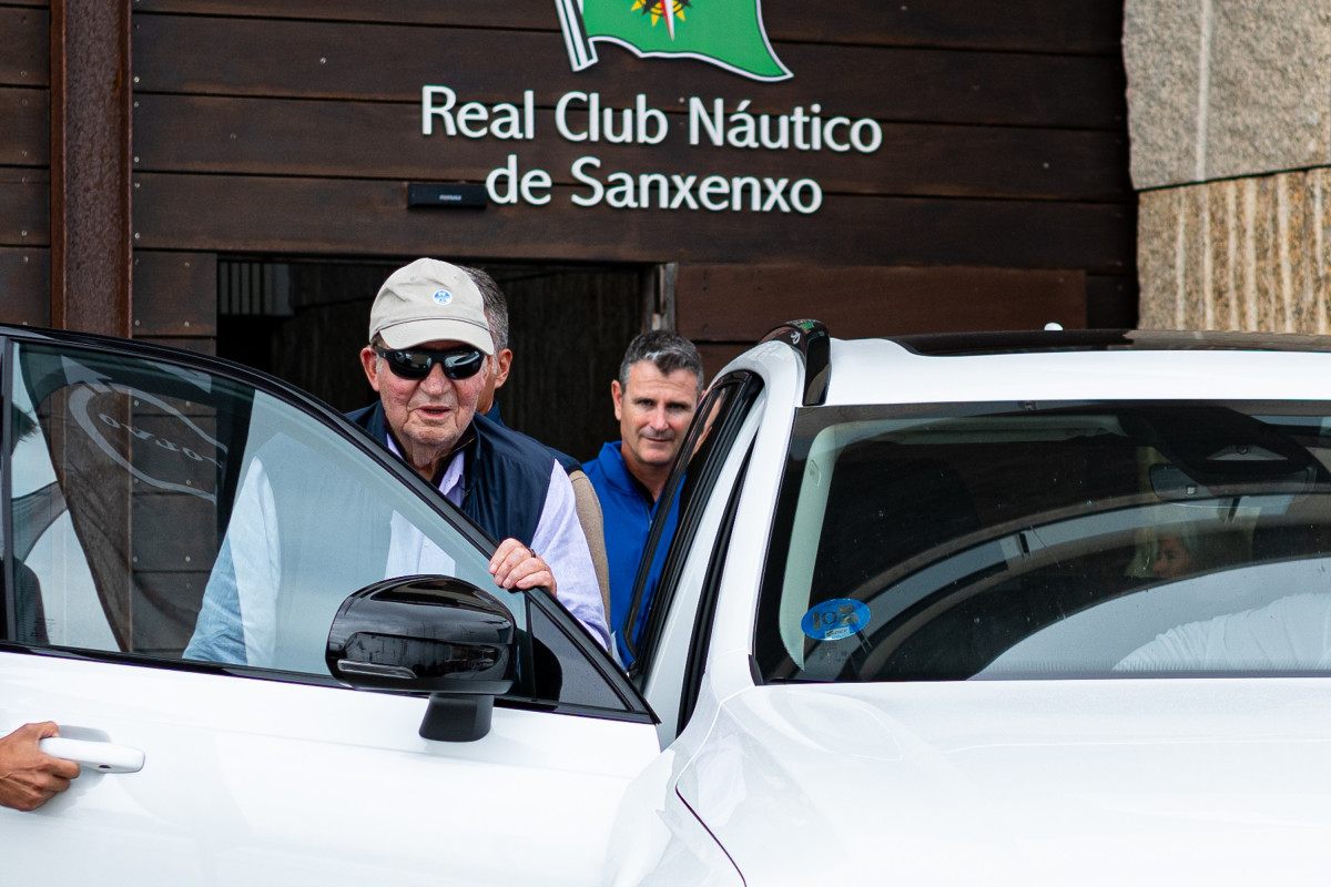 Juan Carlos I a su salida del Real Club Náutico de Sanxenxo (RCNS),  a 28 de septiembre de 2023, en Sanxenxo (Pontevedra).