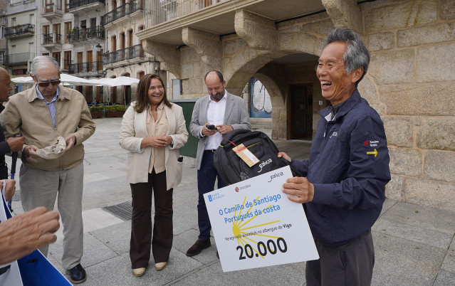 La delegada de la Xunta en Vigo, Ana Ortiz, y el director de Turismo de Galicia, Xosé Merelles, reciben al peregrino 20.000 que llega al albergue 'Juan Manuel López Chaves', el japonés Kazuya Miyoshio, de 63 años de edad.