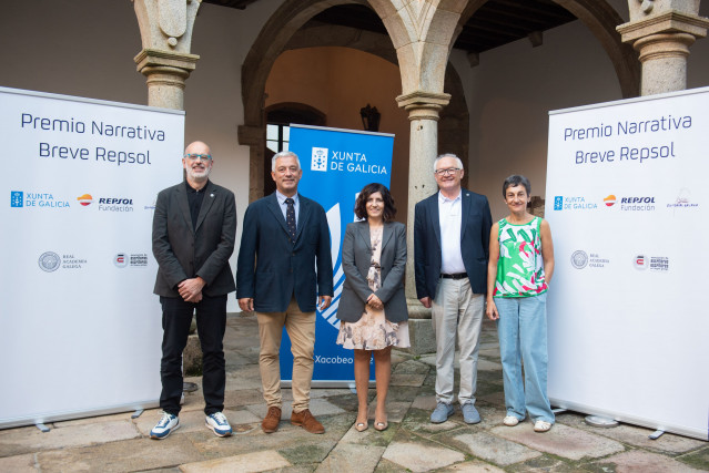 El fallo del jurado se ha dado a conocer ante la presencia, entre otros, del secretario xeral de Política Lingüística, Valentín García; la directora do Complejo industrial de Repsol en A Coruña, Natalia Barreiro; y el presidente de Galaxia, Antón Vidal