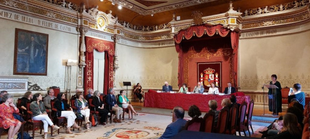 Entrega del Premio Porteiro Garea a Margarita Ledo Andión en el Paraninfo de la USC.