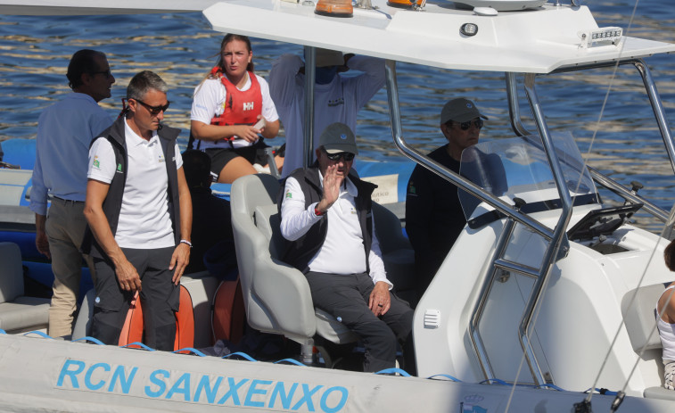 Juan Carlos entrega los premios de la regata de Sanxenxo