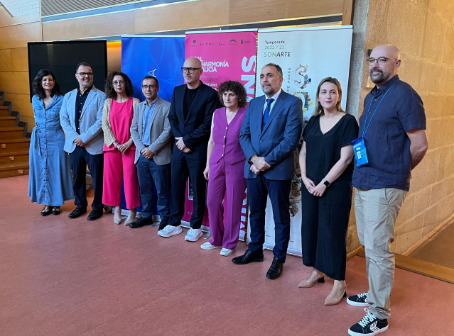 El conselleiro de Sanidade, Julio García Comesaña y la alcaldesa de Santiago, Goretti Sanmartín, entre otras autoridades, participan en el concierto Sensogenoma 2023.