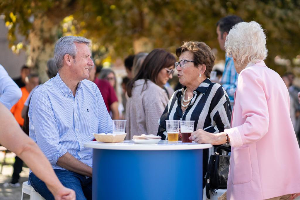 Rueda hablando con asistentes al acto de precampau00f1a del PPdeG en Baralla en una foto de su Twitter