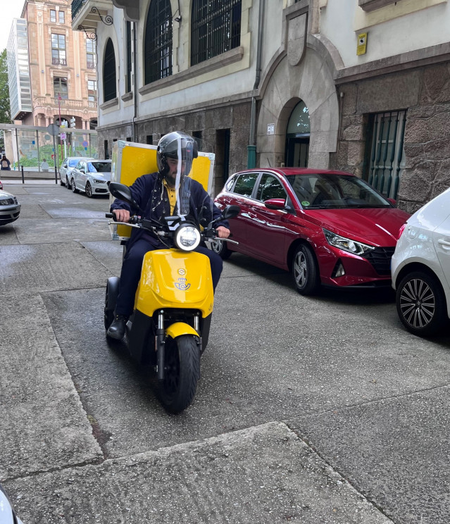 Moto eléctrica de reparto de Correos en Ferrol.
