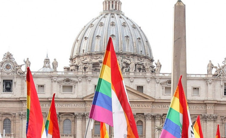 Conflicto en el Vaticano tras abrir el Papa la puerta a bendecir parejas gays