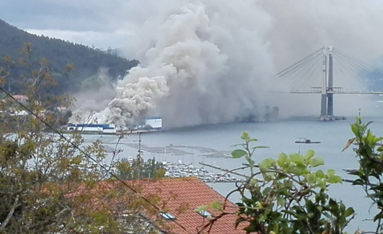 Un incendio envuelve en humo el puente de Rande