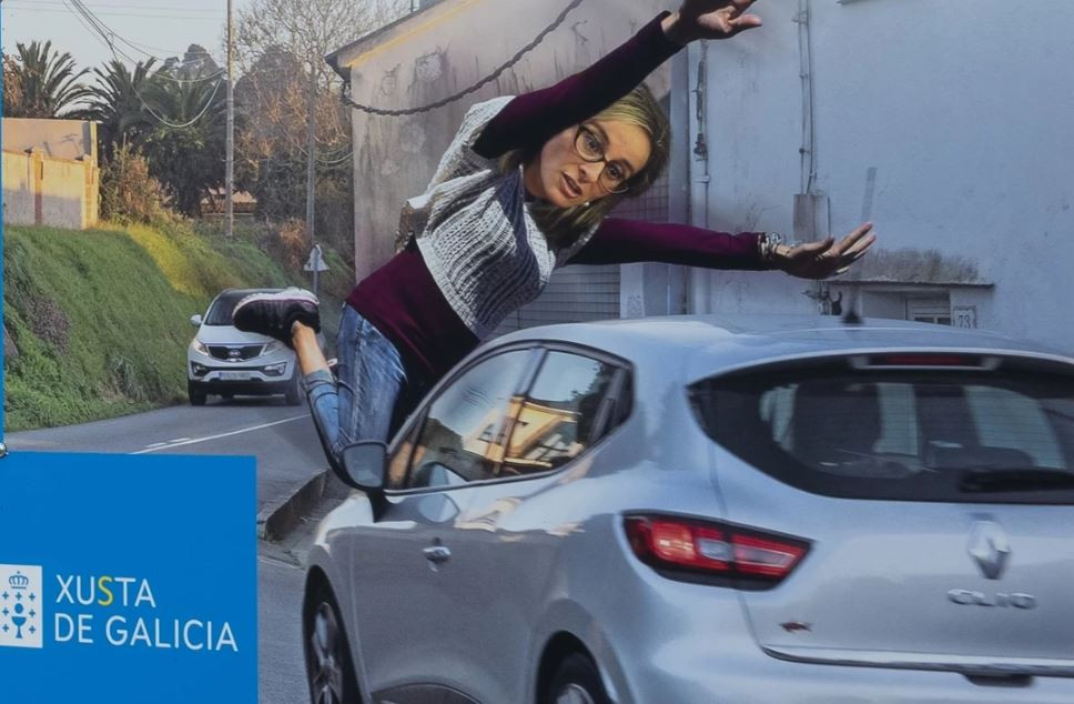 Cartel publicitario de Oleiros contra la polu00edtica de carreteras de la Xunta