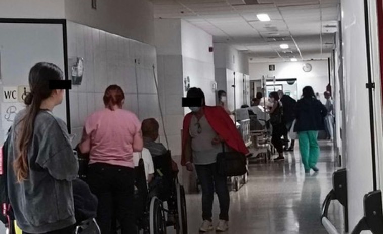 (VÍDEO) Decenas de pacientes graves apostados en los corredores del CHUS en otro episodio de colapso
