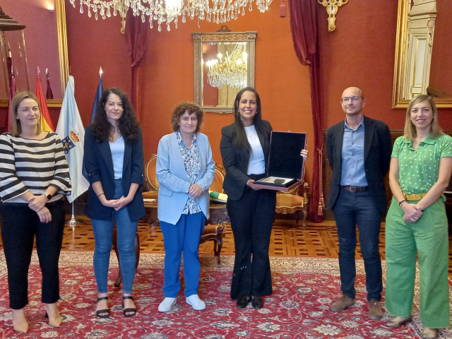 Miembros de la corporación municipal de Santiago de Compostela en el recibimiento a la consulesa de Cuba en la capital gallega, Ingrid Izquierdo.