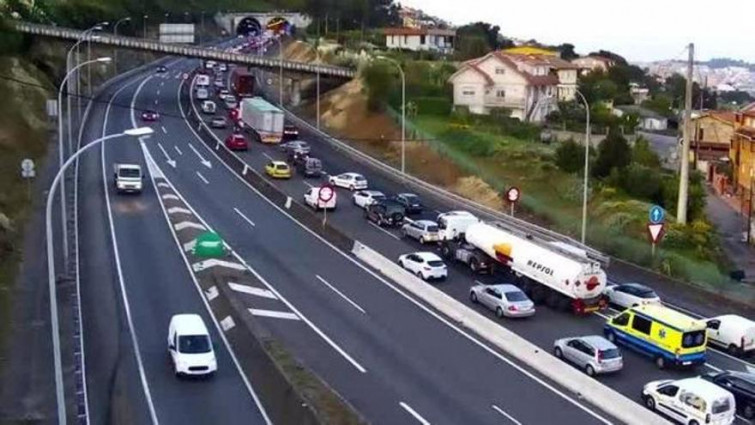 Atascos en las entradas a Vigo y Conxemar por un accidente en el túnel de A Madroa