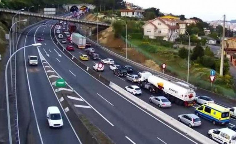 Atascos en las entradas a Vigo y Conxemar por un accidente en el túnel de A Madroa