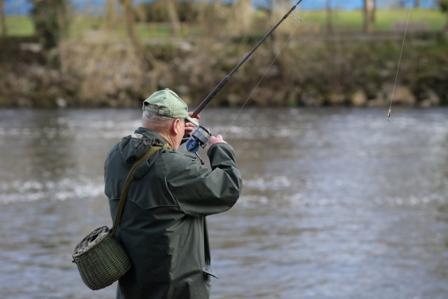 Archivo - Un pescador, lanza la caña en el río, durante el primer día de temporada de pesca fluvial, a 19 de marzo de 2023, en Rábade, Lugo, Galicia (España). La temporada de pesca ha dado comienzo este domingo en la mayor parte de los ríos de Galicia y f