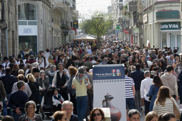 Archivo - Numerosas personas asisten a la celebración del Domingo das Mozas durante las Fiestas de San Froilán en 2022, en Lugo, Galicia, (España).