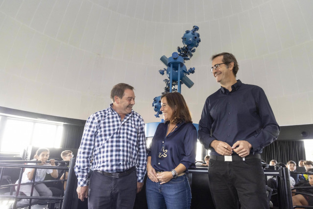 La alcaldesa de A Coruña, Inés Rey, asiste a la presentación del nuevo proyector de la Casa de las Ciencias