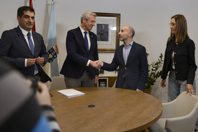 El presidente de la Xunta de Galicia, Alfonso Rueda (2i), y el alcalde de la ciudad, Gonzalo Pérez Jácome (2d), se saludan a su llegada para reunirse en la Delegación de la Xunta, a 4 de octubre de 2023, en Ourense, Galicia (España). El alcalde de Ourense