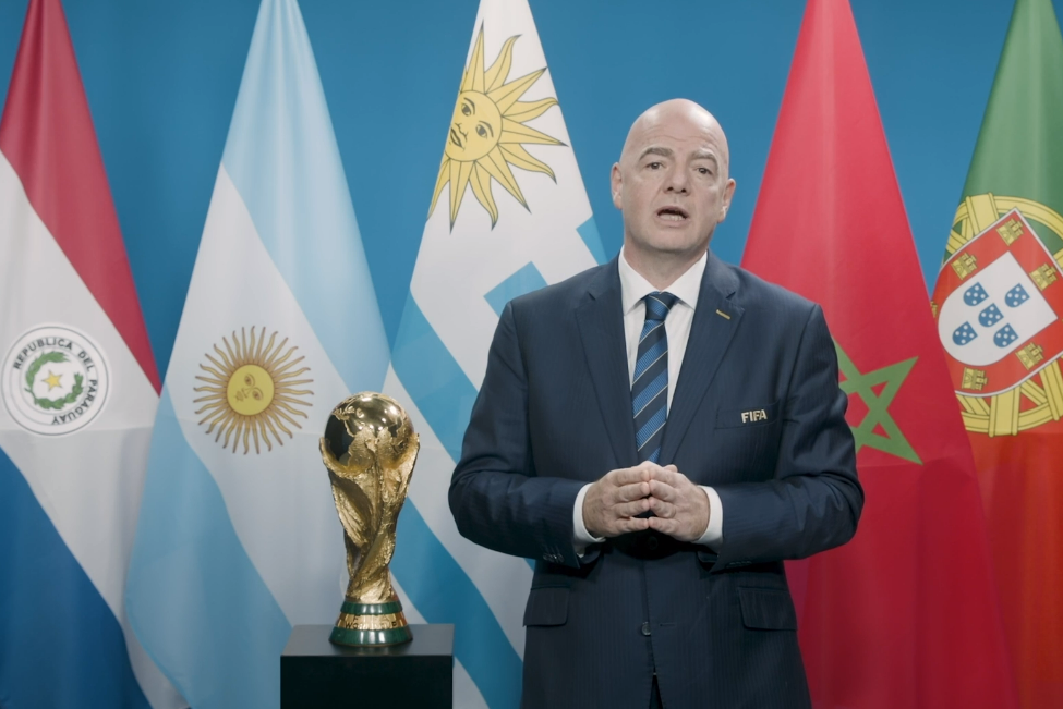 Infantino anunciando las sedes del mundial de la FIfa