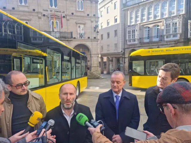 Ju00e1come presentando los nuevos autobuses de Ourense en una imagen de archivo de EP