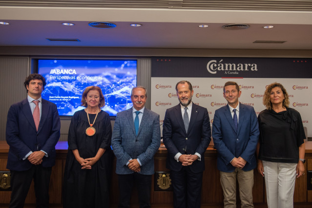 El presidente de Abanca, Juan Carlos Escotet, mantiene un encuentro en la Cámara de Comercio de A Coruña