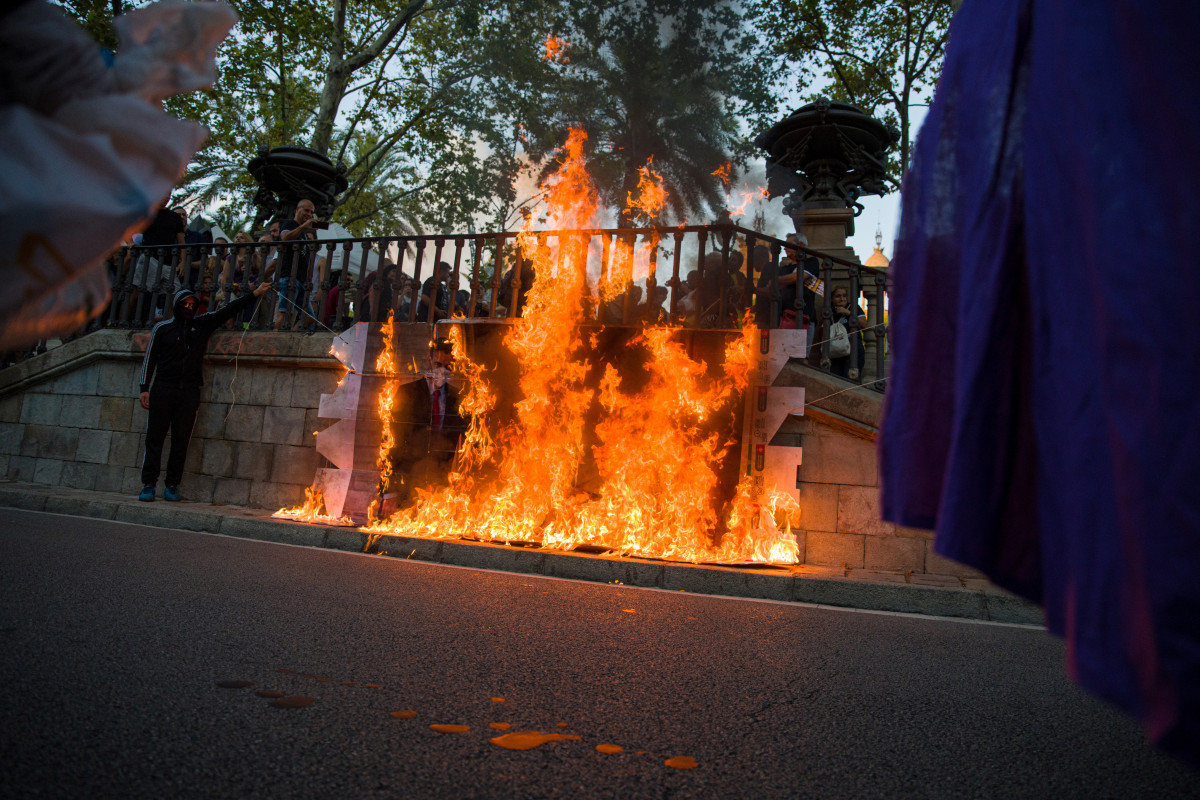 Manifestants cremen una imatge de Pedro Sánchez i Aragonés durant la manifestació convocada per la Taula de l'Esquerra Independentista